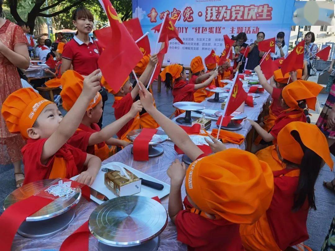 民国奇葩女凌海霞爱上了闺蜜张元和,在张结婚后强行带走了其女儿